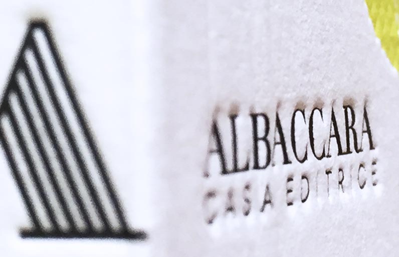 Il logo di Albaccara stampato in letterpress sul primo libro